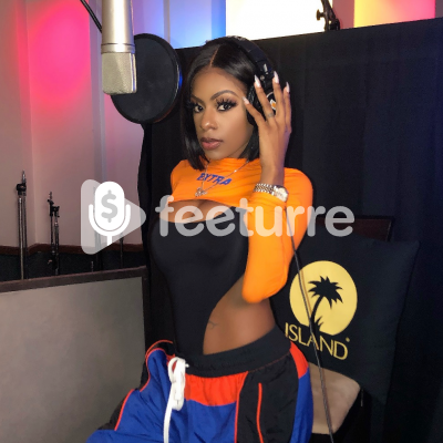 Song features (1 verse)